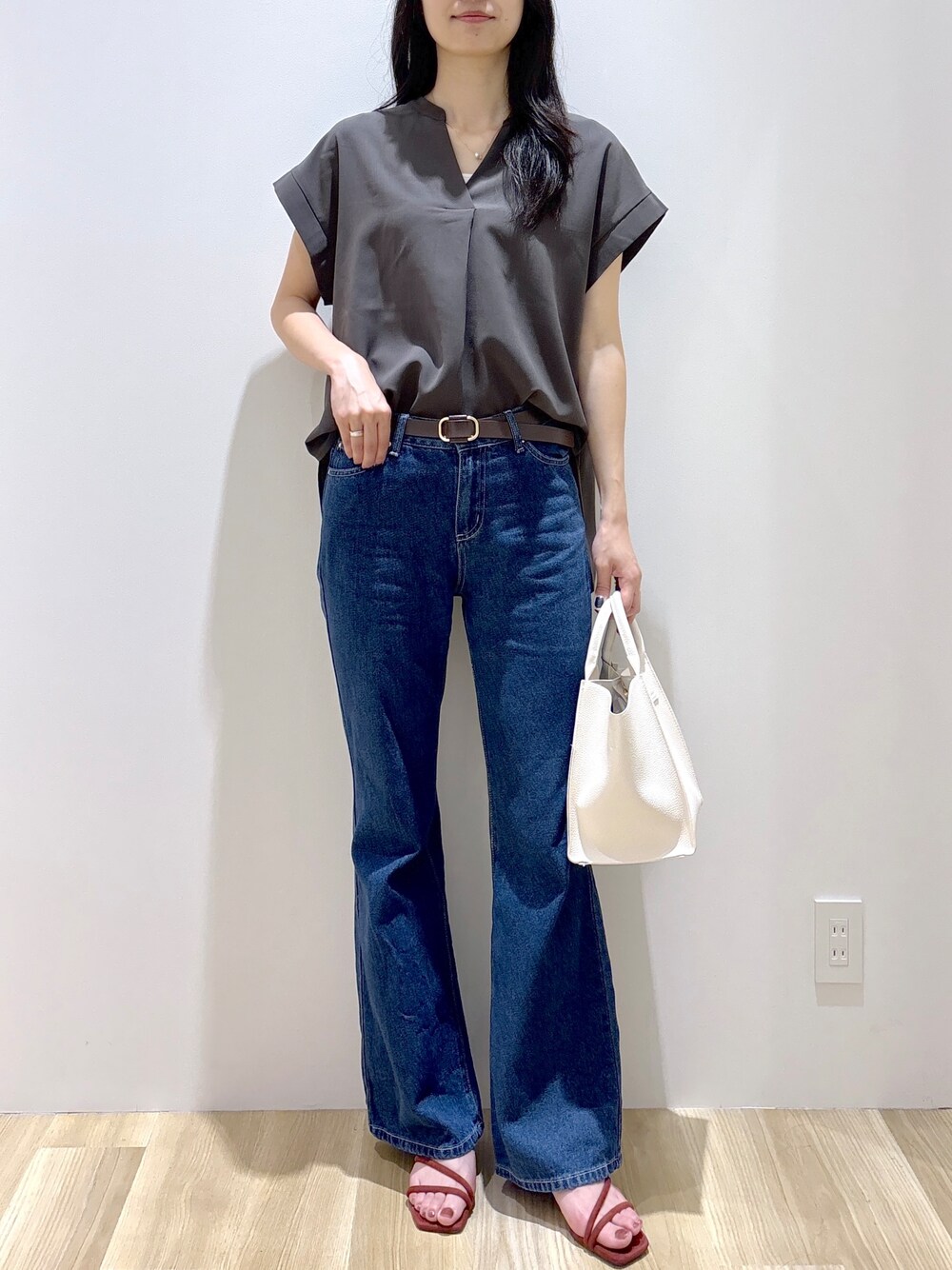 ブルー系のデニムパンツ、ホワイト系のショルダーバッグ、レッド系のサンダルを着用したレディースの夏コーディネートの8枚目の写真