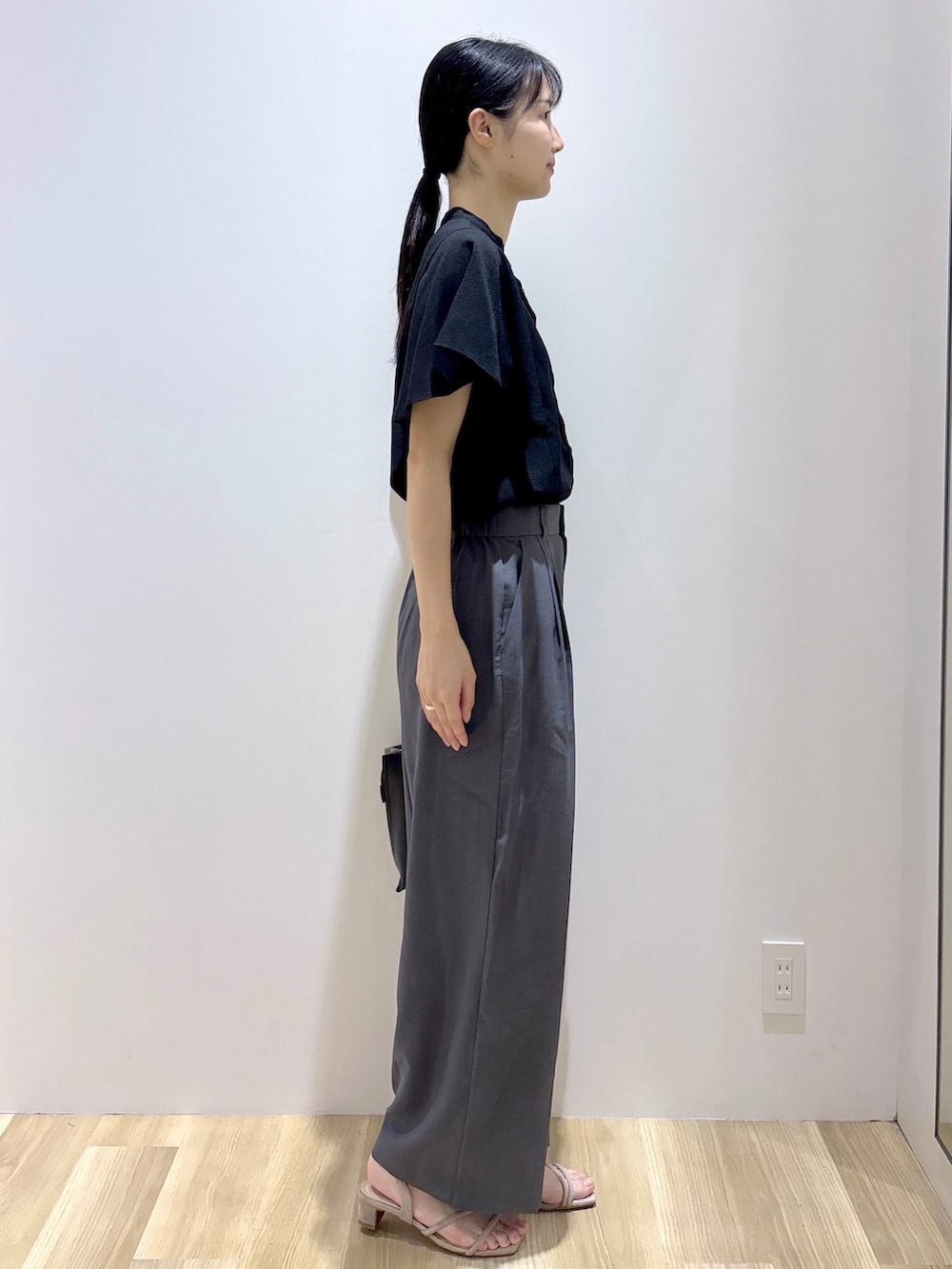 ブラック系のシャツ/ブラウス、グレー系のその他パンツ、ベージュ系のサンダルを着用したレディースの夏コーディネートの5枚目の写真