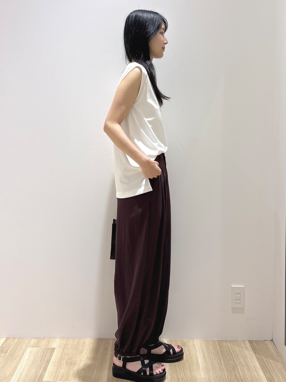 ホワイト系のTシャツ/カットソー、ブラウン系のその他パンツ、ブラック系のトートバッグを着用したレディースの夏コーディネートの5枚目の写真
