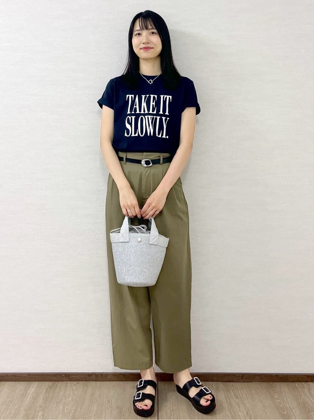 ブルー系のTシャツ/カットソー、グリーン系のその他パンツ、シルバー系のトートバッグを着用したレディースの夏コーディネートの8枚目の写真