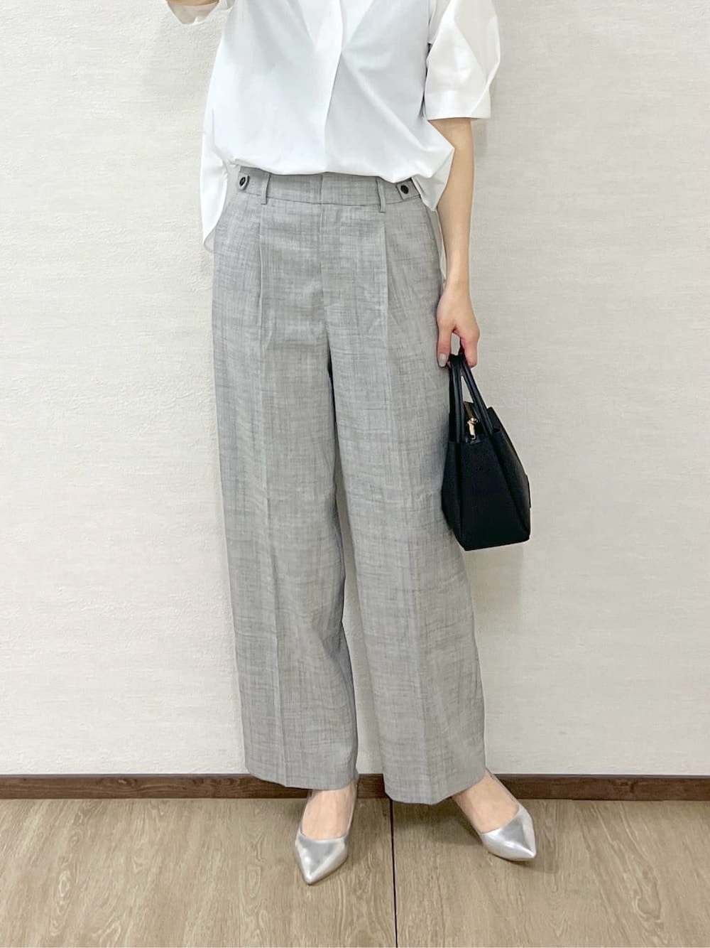 ホワイト系のシャツ/ブラウス、グレー系のその他パンツ、ブラック系のショルダーバッグを着用したレディースの夏コーディネートの8枚目の写真