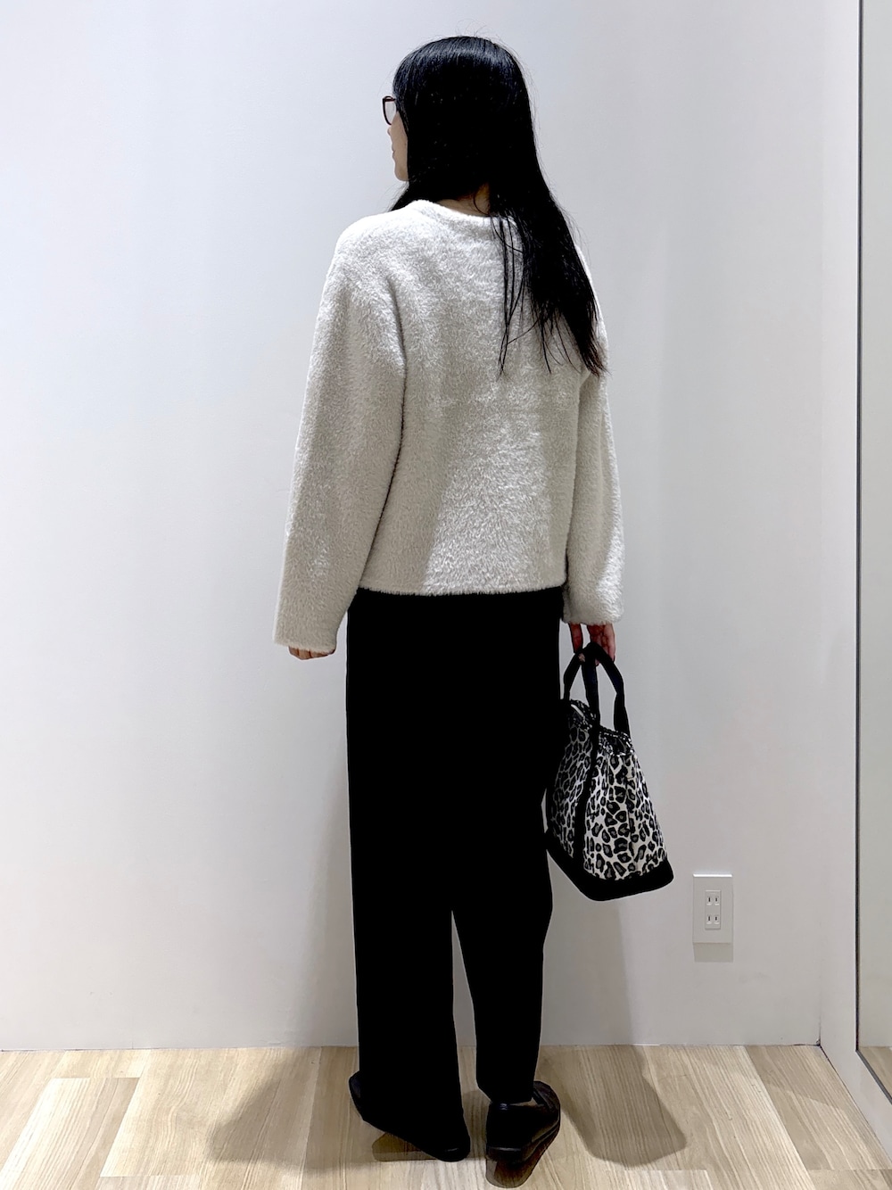 ベージュ系のカーディガン/ボレロ、ブラック系のその他パンツ、ブラック系のトートバッグを着用したレディースの秋コーディネートの4枚目の写真