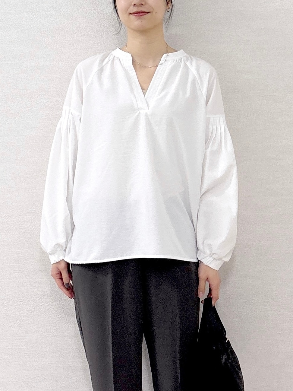 グレー系のその他パンツ、ブラック系のパンプス、ブラック系のトートバッグを着用したレディースの春コーディネートの6枚目の写真