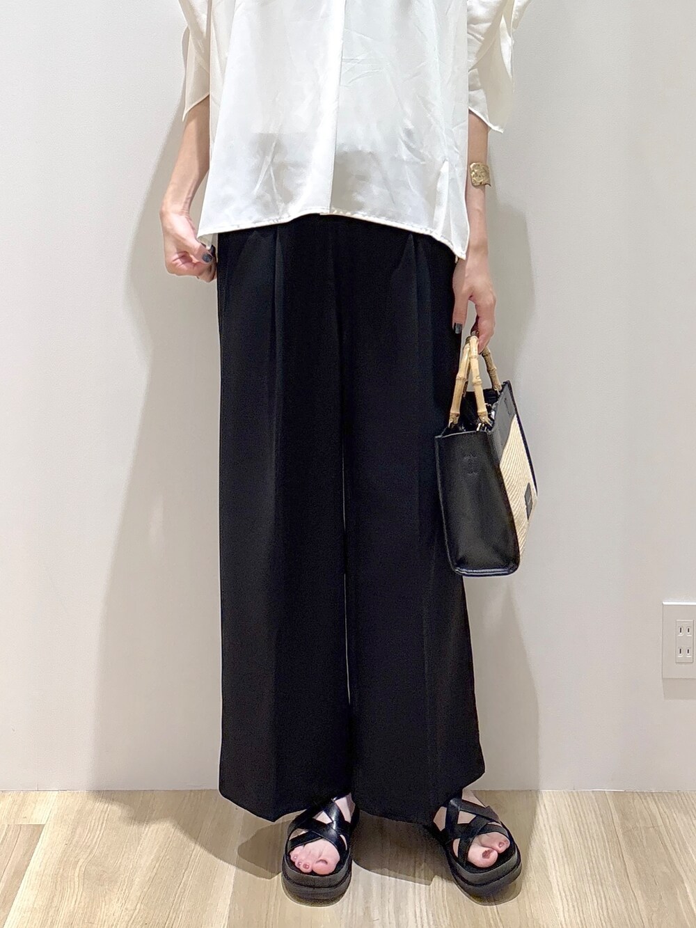 ホワイト系のシャツ/ブラウス、ブラック系のその他パンツ、ブラック系のトートバッグを着用したレディースの夏コーディネートの7枚目の写真
