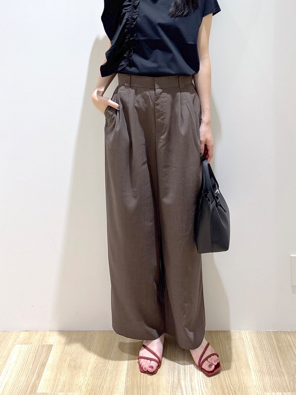 ブラック系のTシャツ/カットソー、ブラウン系のその他パンツ、ブラウン系のトートバッグを着用したレディースの夏コーディネートの7枚目の写真