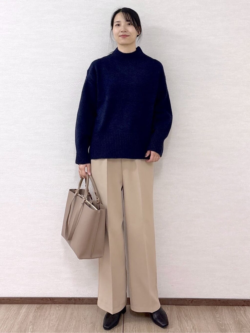 ブルー系のニット/セーター、ベージュ系のその他パンツ、ベージュ系のトートバッグを着用したレディースの冬コーディネートの2枚目の写真