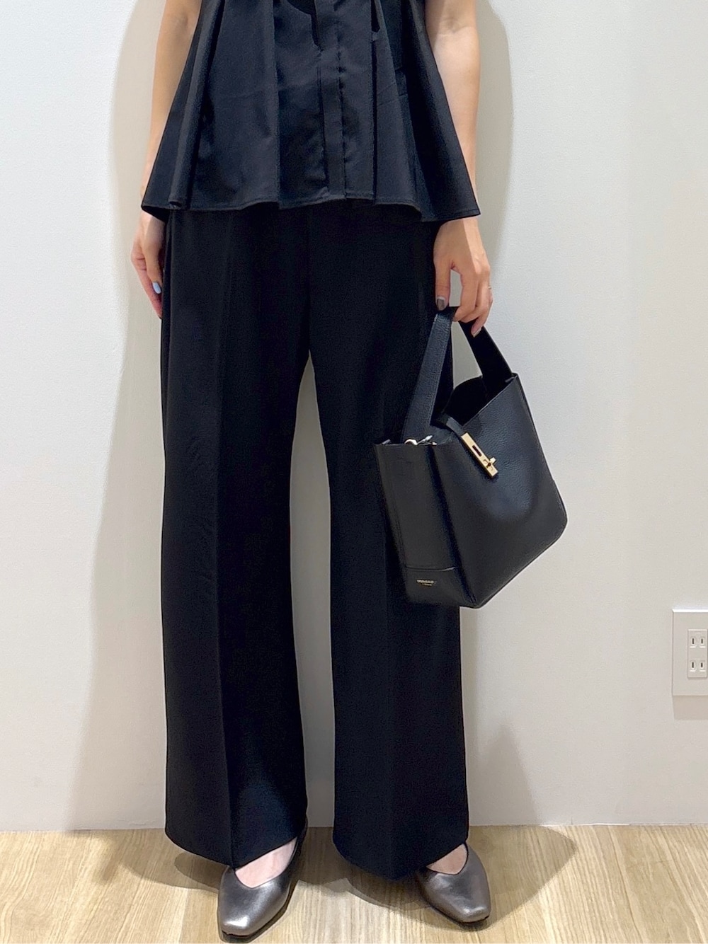 ブラック系のシャツ/ブラウス、ブラック系のその他パンツ、ブラック系のトートバッグを着用したレディースの夏コーディネートの6枚目の写真