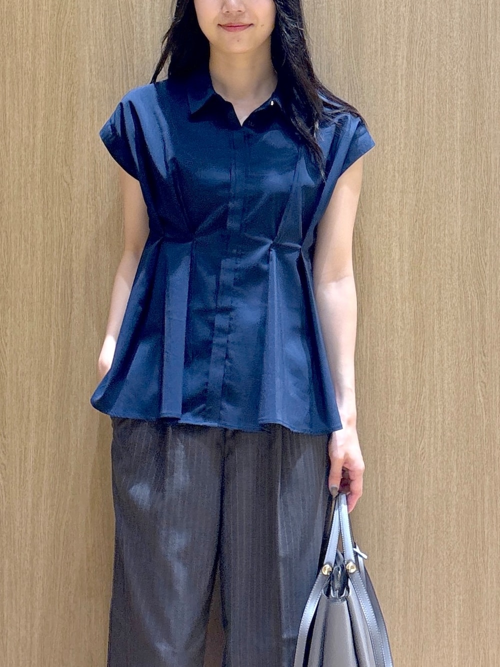 ブルー系のシャツ/ブラウス、グレー系のトートバッグ、レッド系のパンプスを着用したレディースの夏コーディネートの6枚目の写真