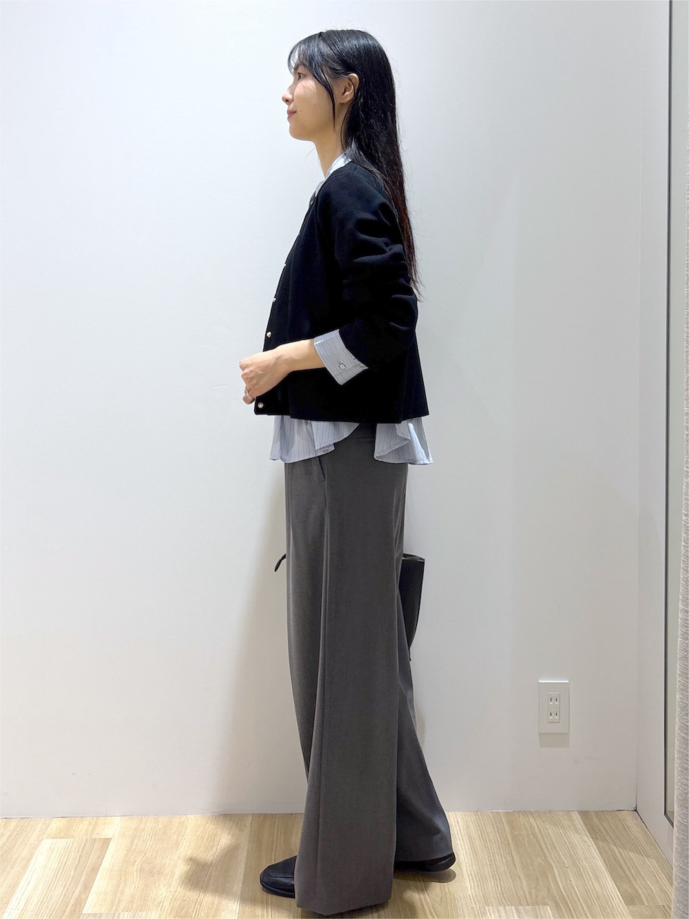 ブラック系のカーディガン/ボレロ、ブルー系のシャツ/ブラウス、グレー系のその他パンツを着用したレディースの秋コーディネートの3枚目の写真