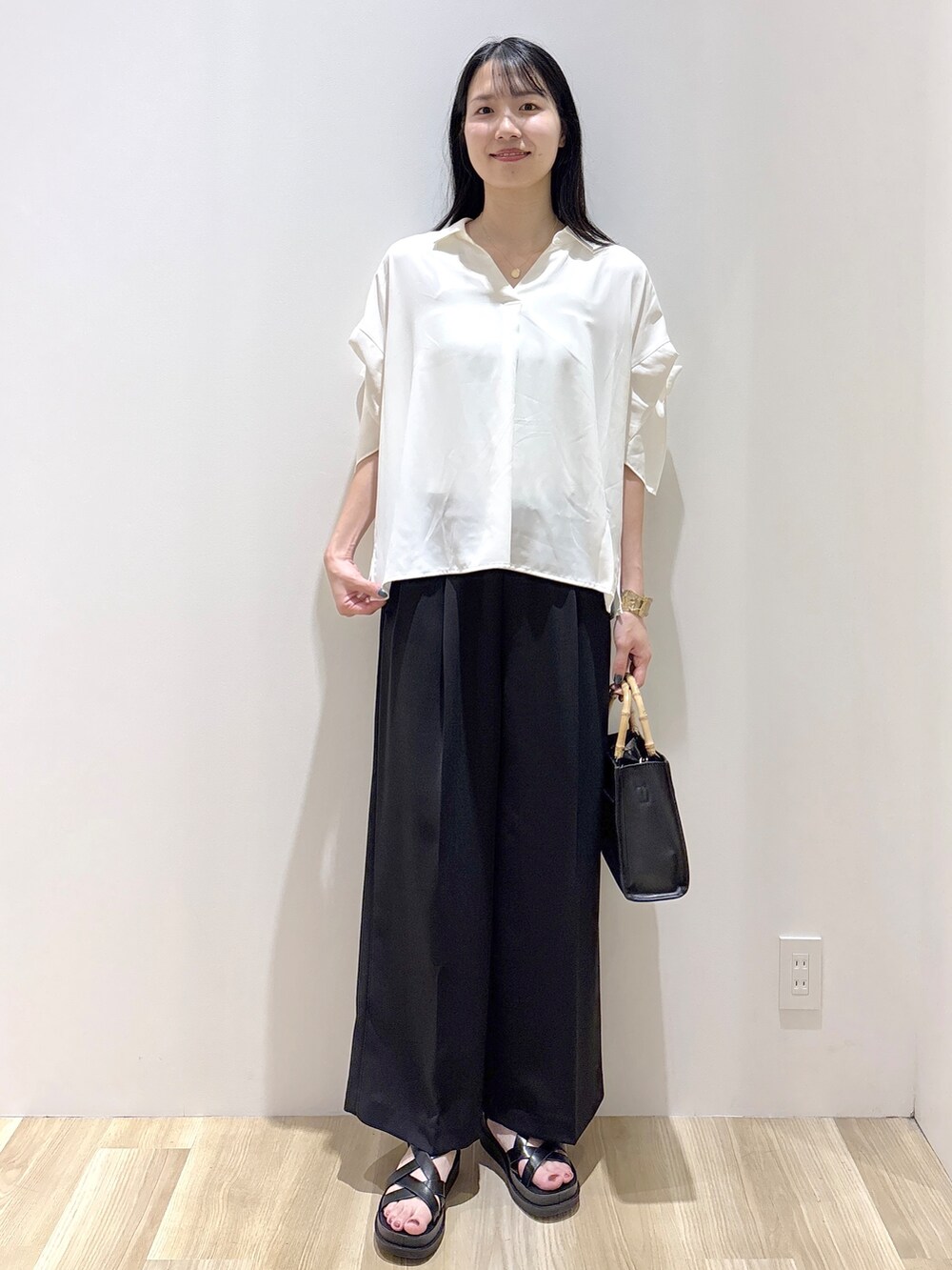 ホワイト系のシャツ/ブラウス、ブラック系のその他パンツ、ブラック系のトートバッグを着用したレディースの夏コーディネートの8枚目の写真