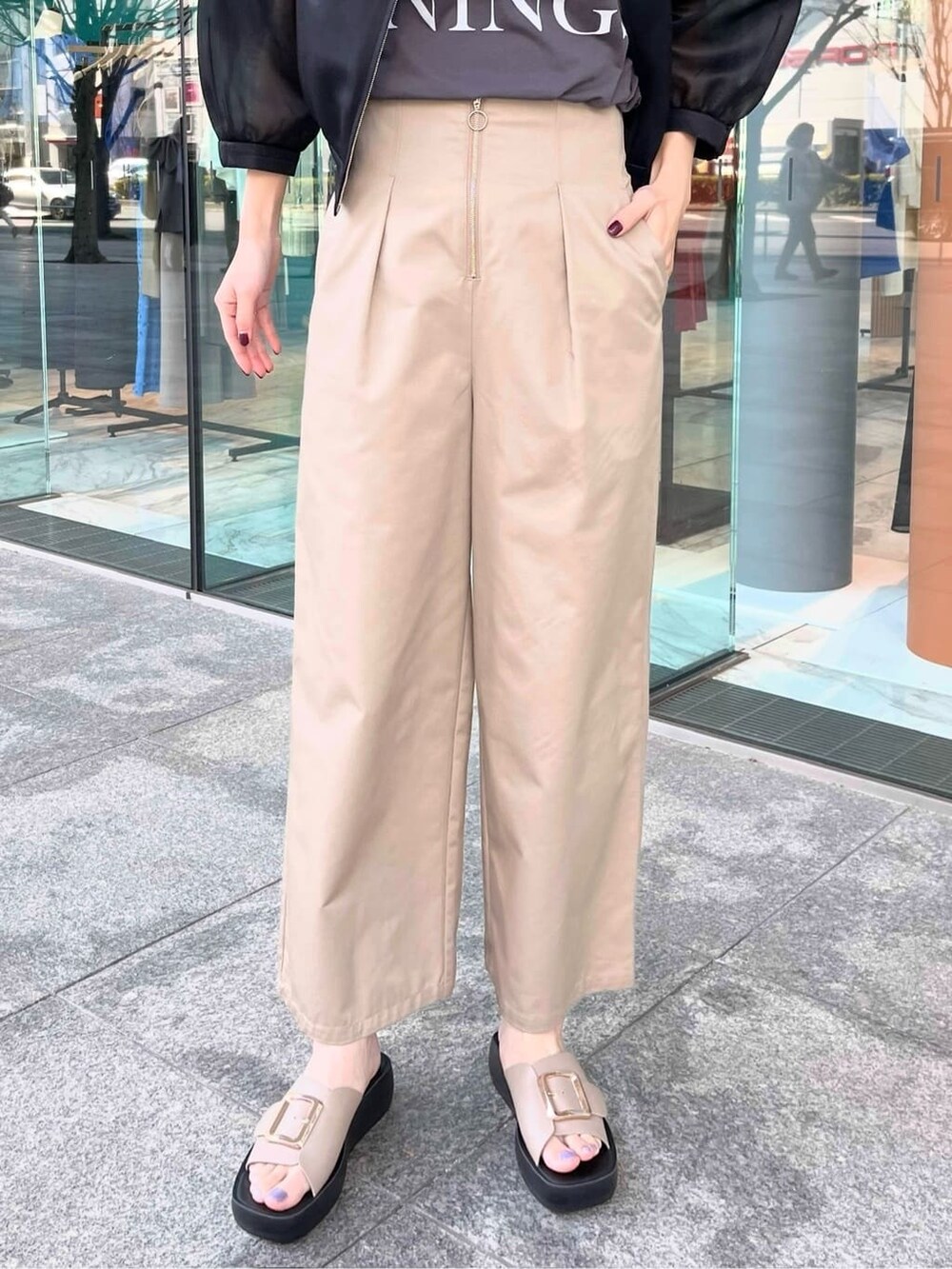 ブラック系のブルゾン、グレー系のTシャツ/カットソー、ベージュ系のその他パンツを着用したレディースの春コーディネートの8枚目の写真