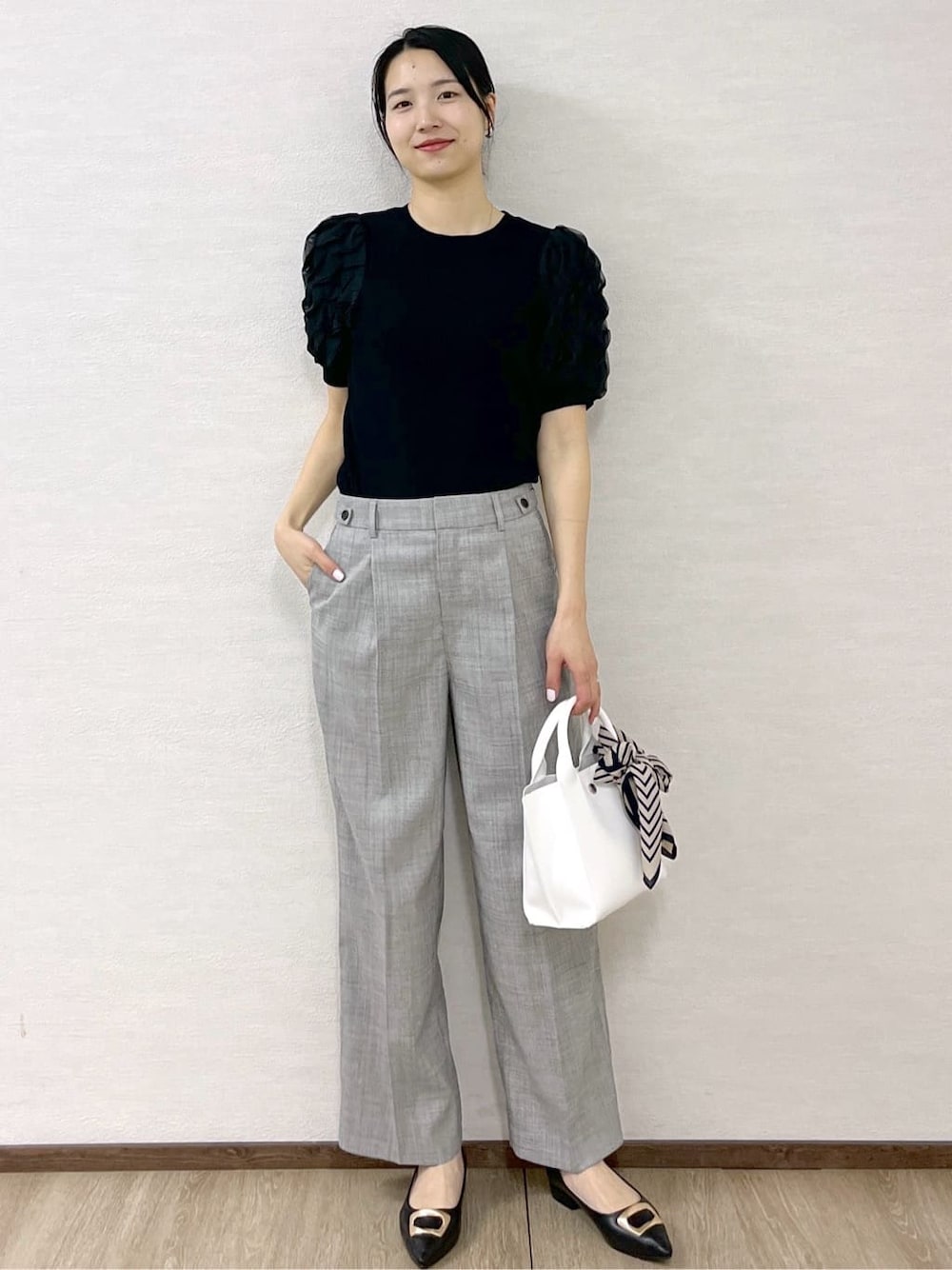 ブラック系のTシャツ/カットソー、グレー系のその他パンツ、ホワイト系のトートバッグを着用したレディースの春コーディネートの3枚目の写真