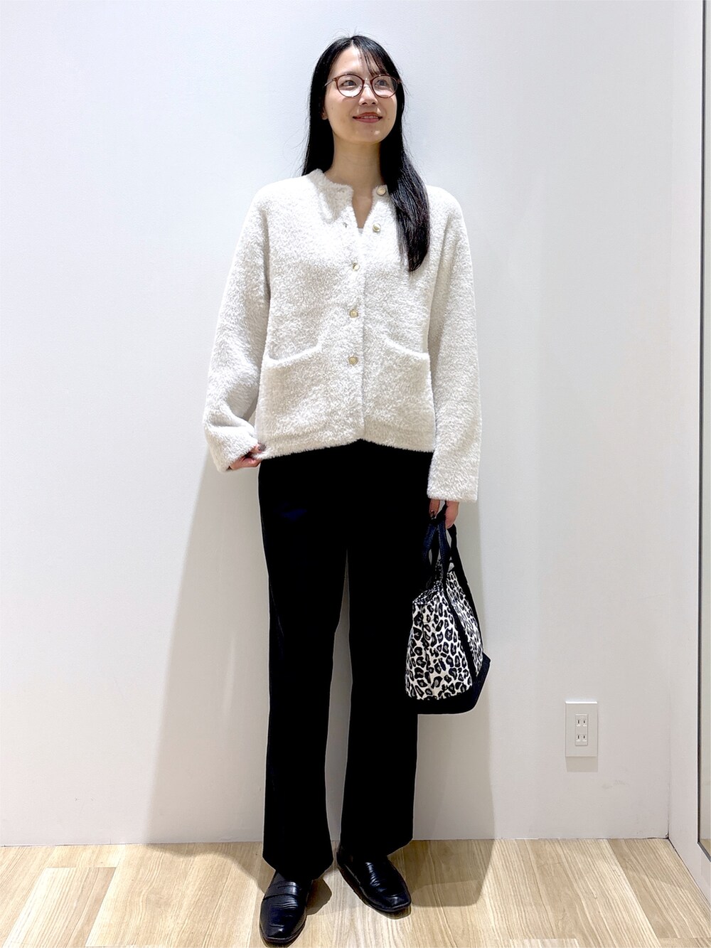 ベージュ系のカーディガン/ボレロ、ブラック系のその他パンツ、ブラック系のトートバッグを着用したレディースの秋コーディネートの9枚目の写真