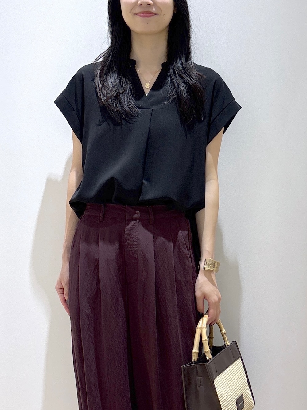 ブラック系のシャツ/ブラウス、ブラウン系のその他パンツ、ブラウン系のトートバッグを着用したレディースの夏コーディネートの6枚目の写真