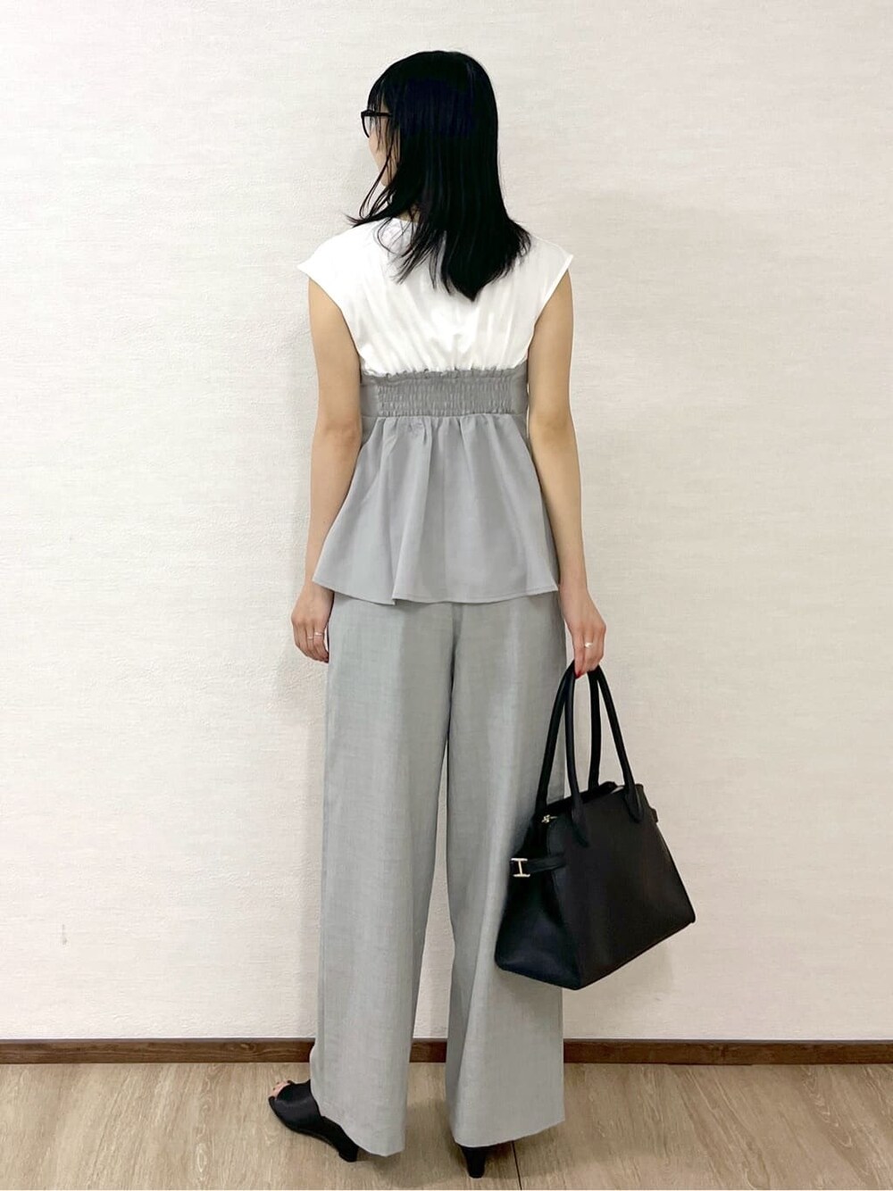 グレー系のTシャツ/カットソー、グレー系のその他パンツ、ブラック系のボストンバッグを着用したレディースの夏コーディネートの3枚目の写真