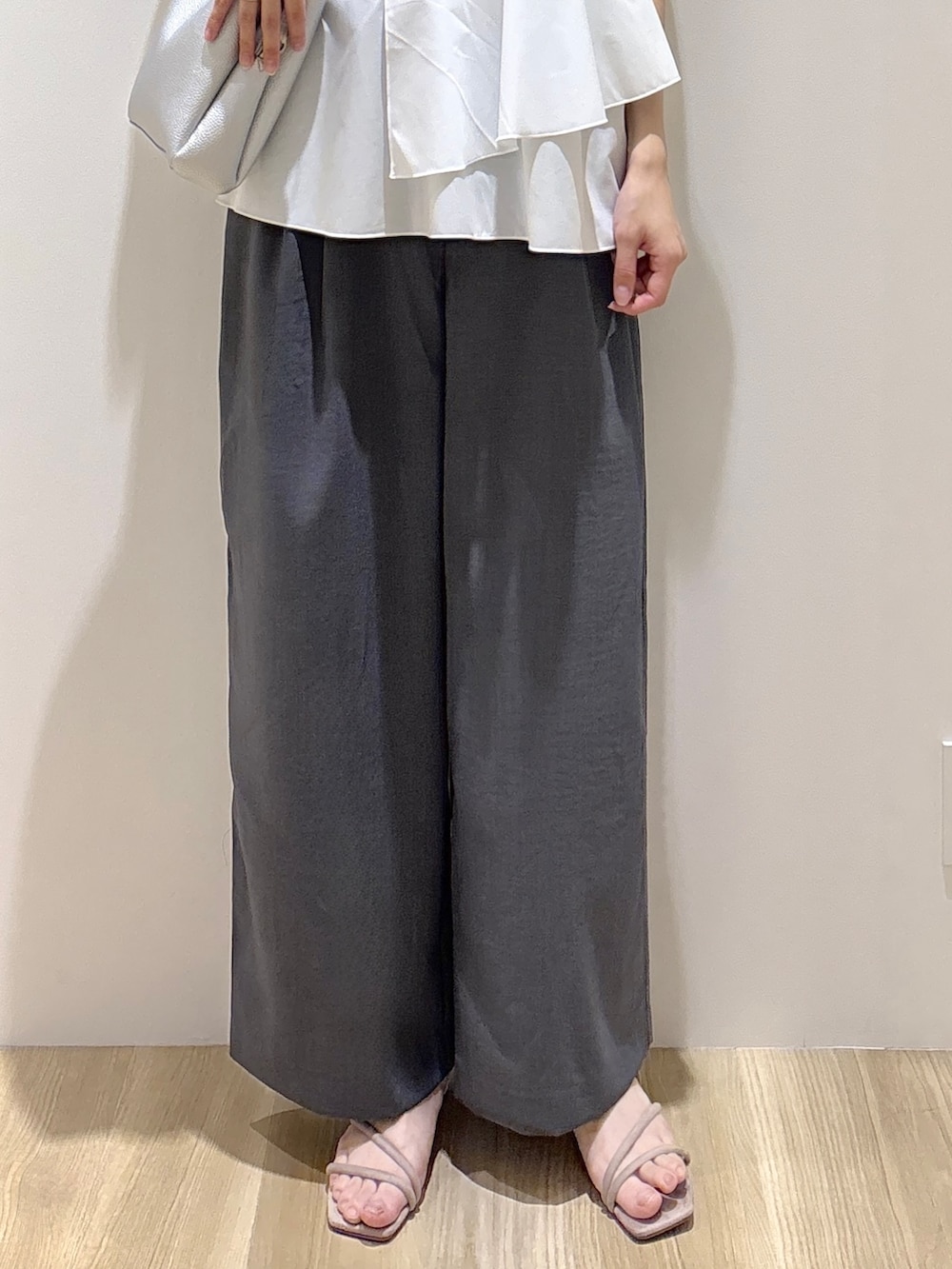 ホワイト系のTシャツ/カットソー、グレー系のその他パンツ、シルバー系のショルダーバッグを着用したレディースの夏コーディネートの6枚目の写真