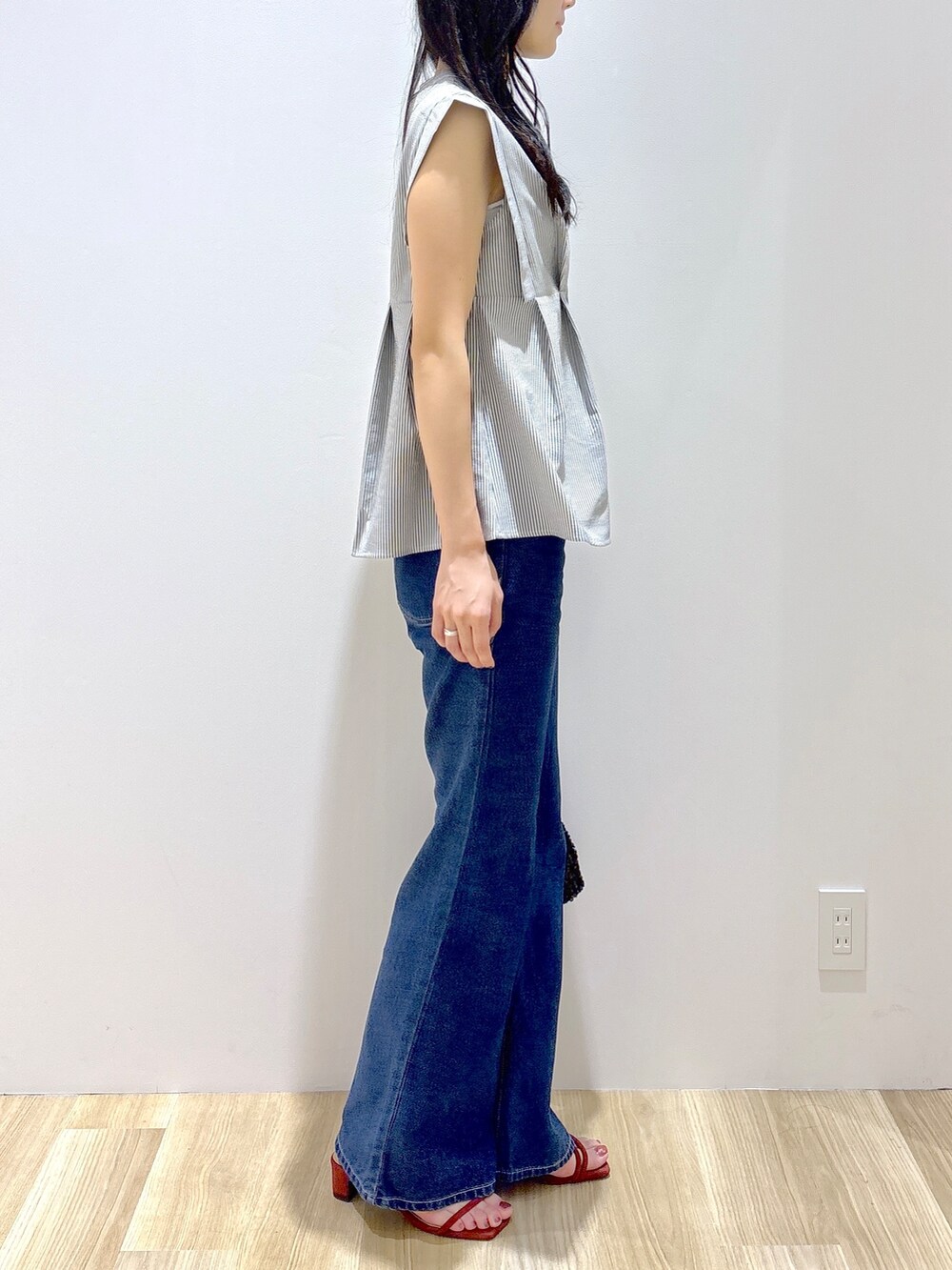 ホワイト系のシャツ/ブラウス、ブルー系のデニムパンツ、ブラック系のショルダーバッグを着用したレディースの夏コーディネートの4枚目の写真