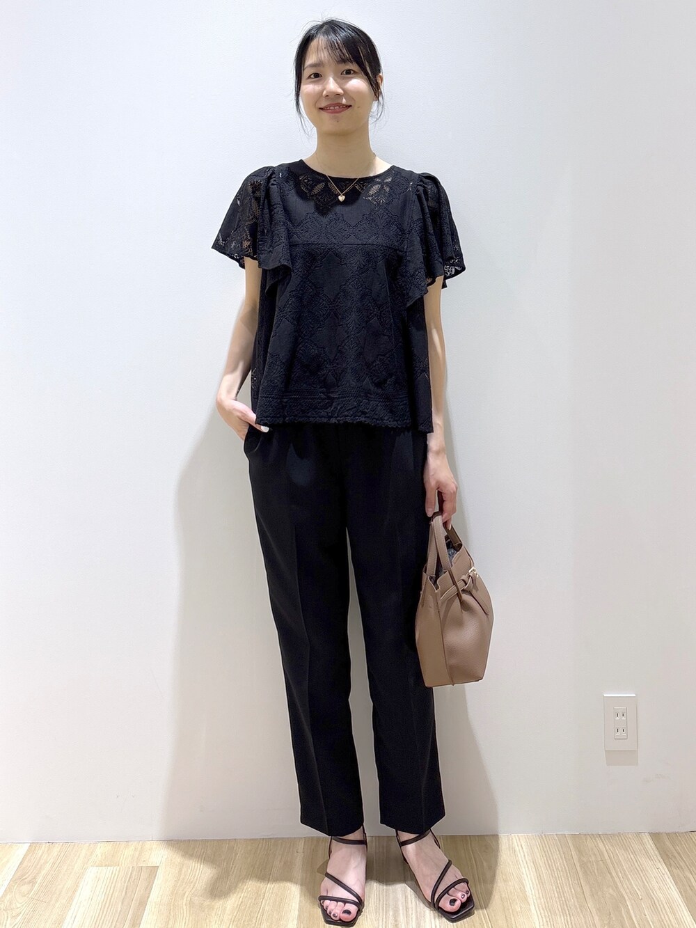 ブラック系のシャツ/ブラウス、ブラック系のその他パンツ、ブラウン系のトートバッグを着用したレディースの春コーディネートの9枚目の写真