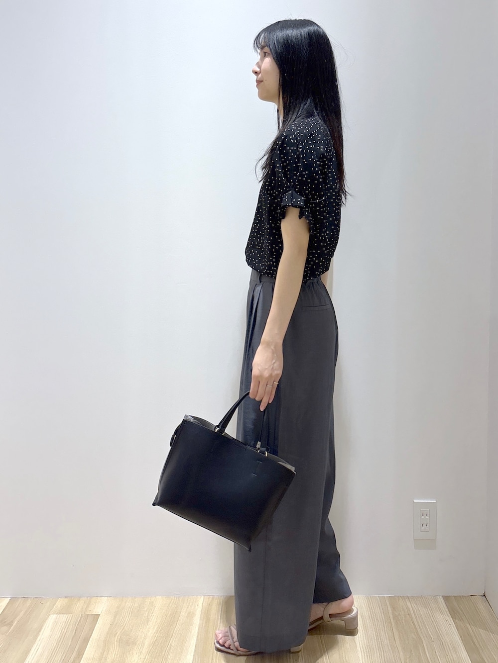 ブラック系のシャツ/ブラウス、グレー系のその他パンツ、ベージュ系のサンダルを着用したレディースの夏コーディネートの3枚目の写真