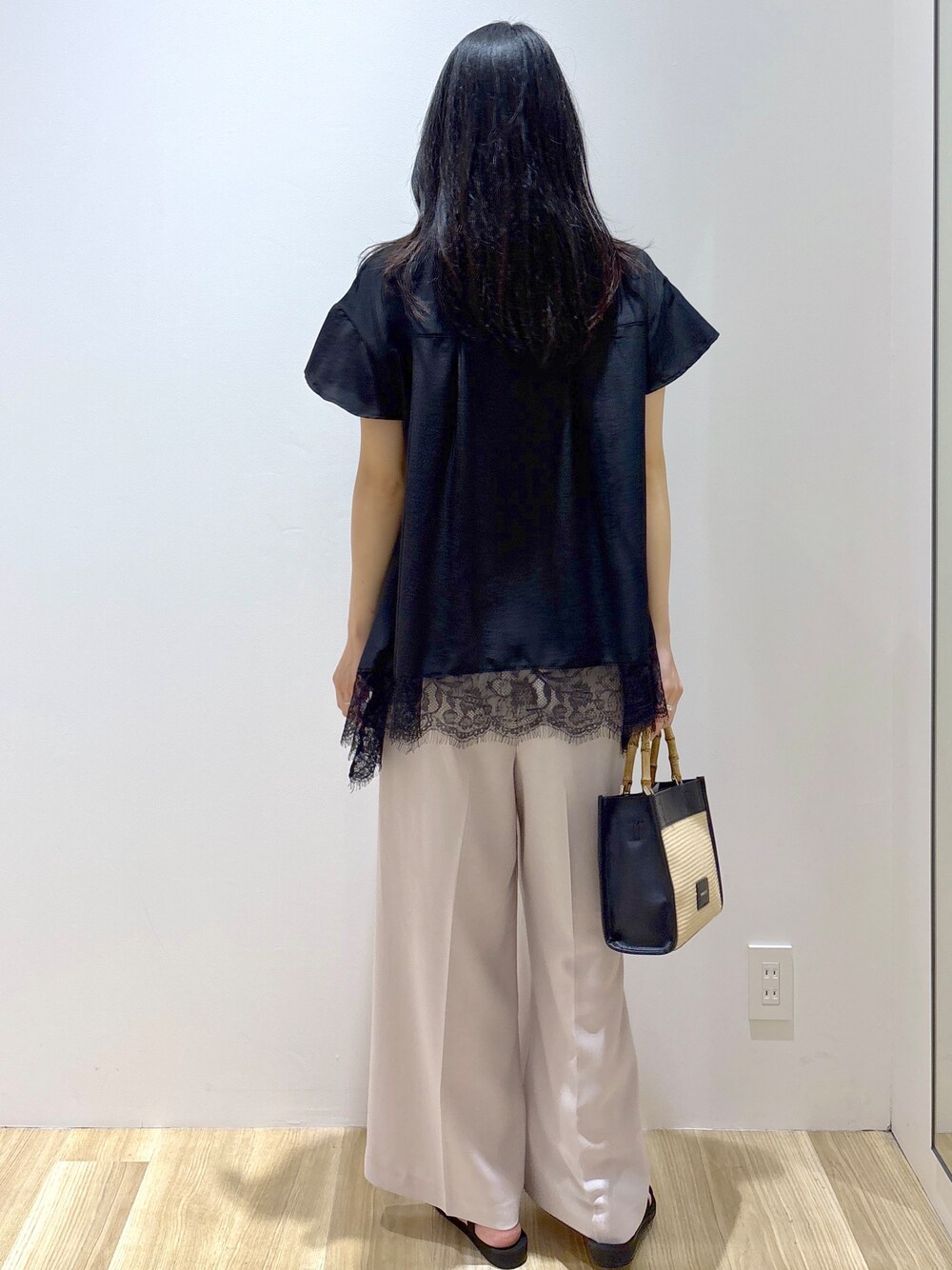 ブラック系のシャツ/ブラウス、ベージュ系のその他パンツ、ブラック系のトートバッグを着用したレディースの夏コーディネートの4枚目の写真