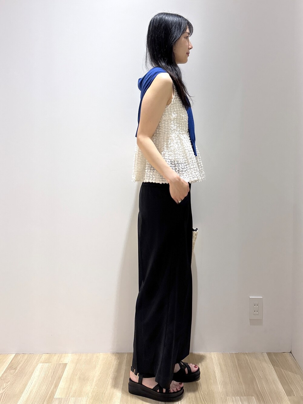 ブルー系のカーディガン/ボレロ、ホワイト系のシャツ/ブラウス、ブラック系のその他パンツを着用したレディースの夏コーディネートの5枚目の写真
