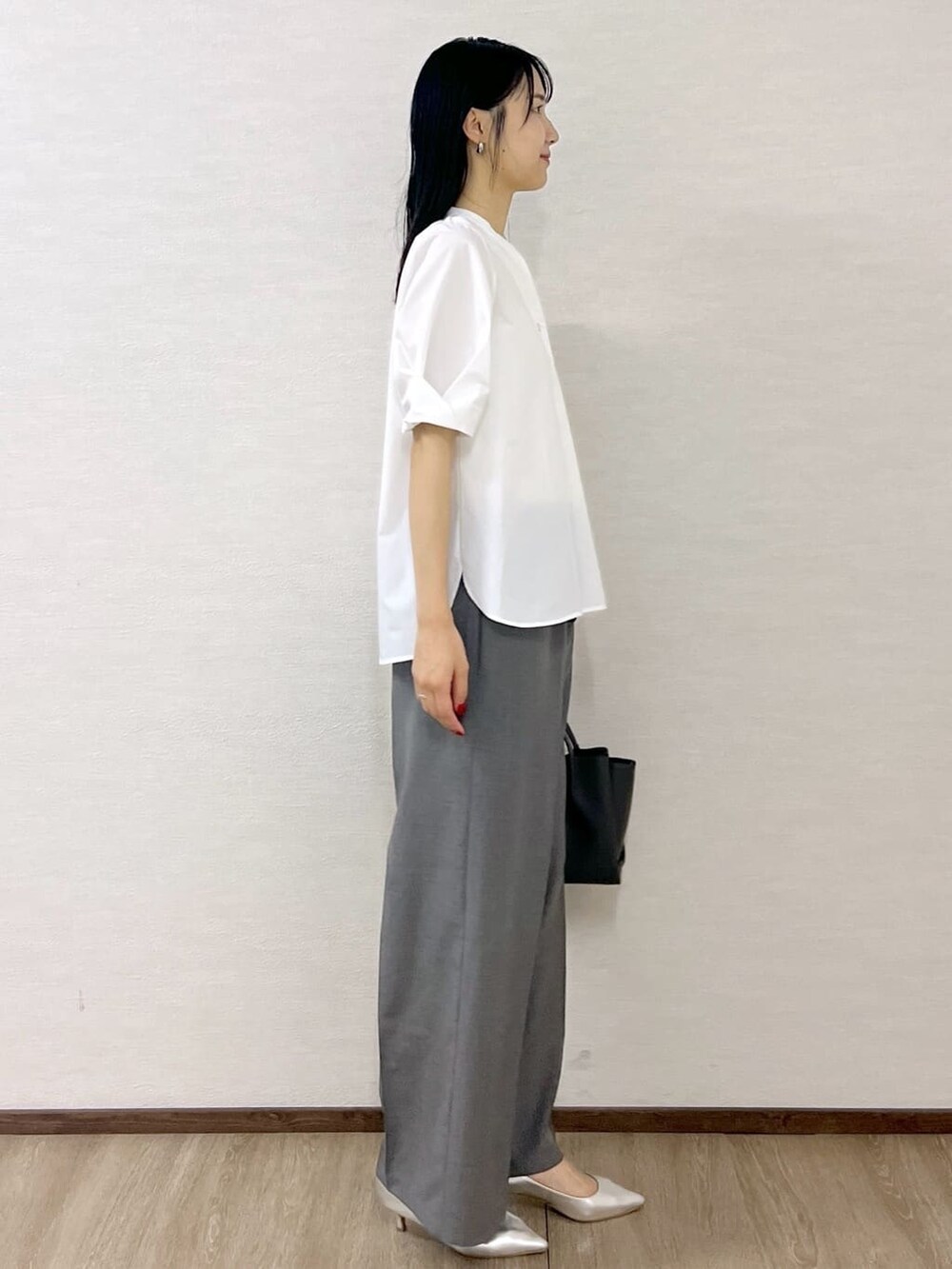 ホワイト系のシャツ/ブラウス、グレー系のその他パンツ、グレー系のショルダーバッグを着用したレディースの夏コーディネートの6枚目の写真