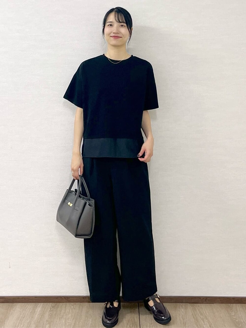 ブラック系のTシャツ/カットソー、グレー系のショルダーバッグ、ゴールド系のネックレスを着用したレディースの夏コーディネートの9枚目の写真
