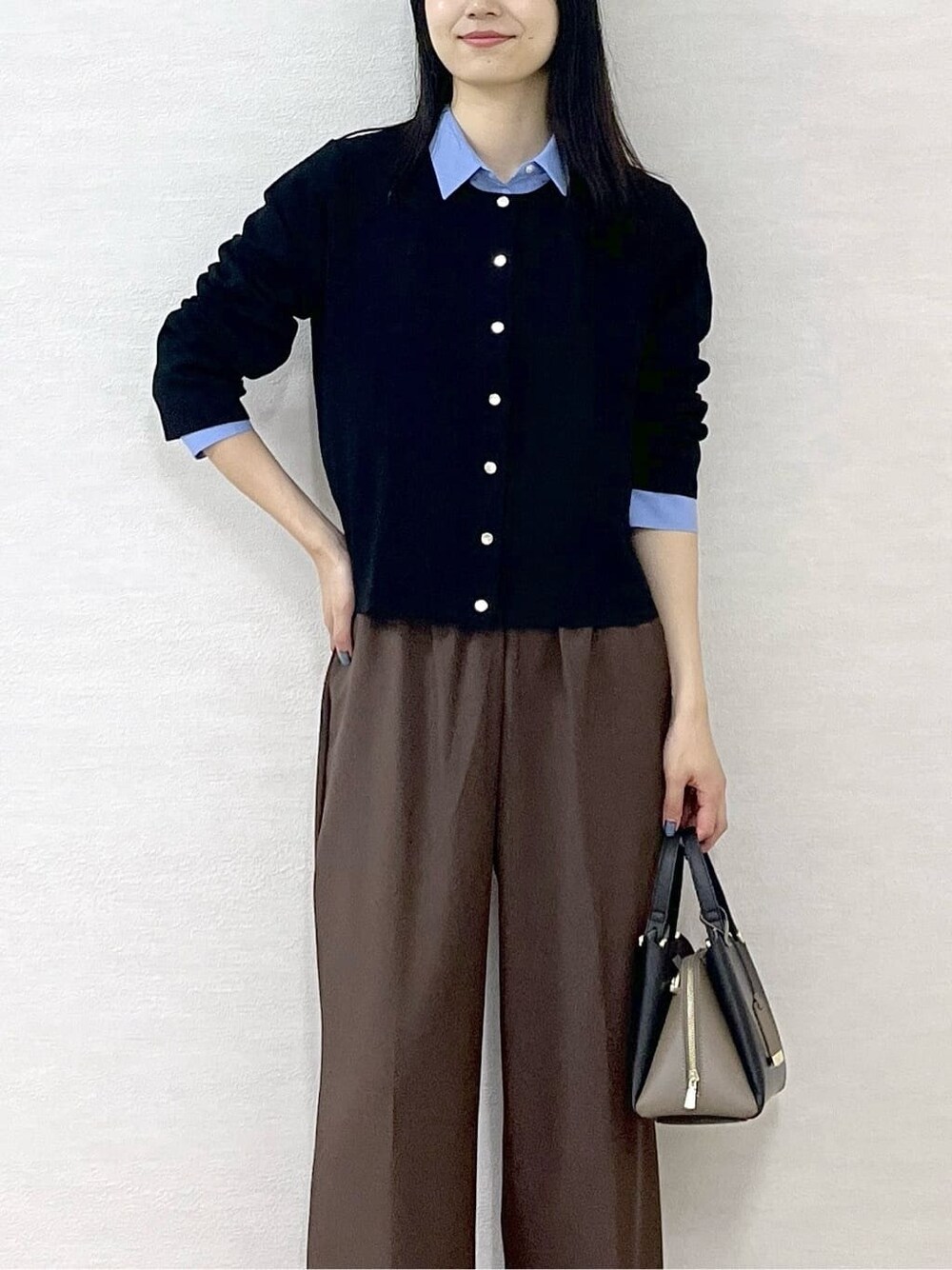 ブラック系のカーディガン/ボレロ、ブルー系のシャツ/ブラウス、ブラウン系のその他パンツを着用したレディースの秋コーディネートの6枚目の写真