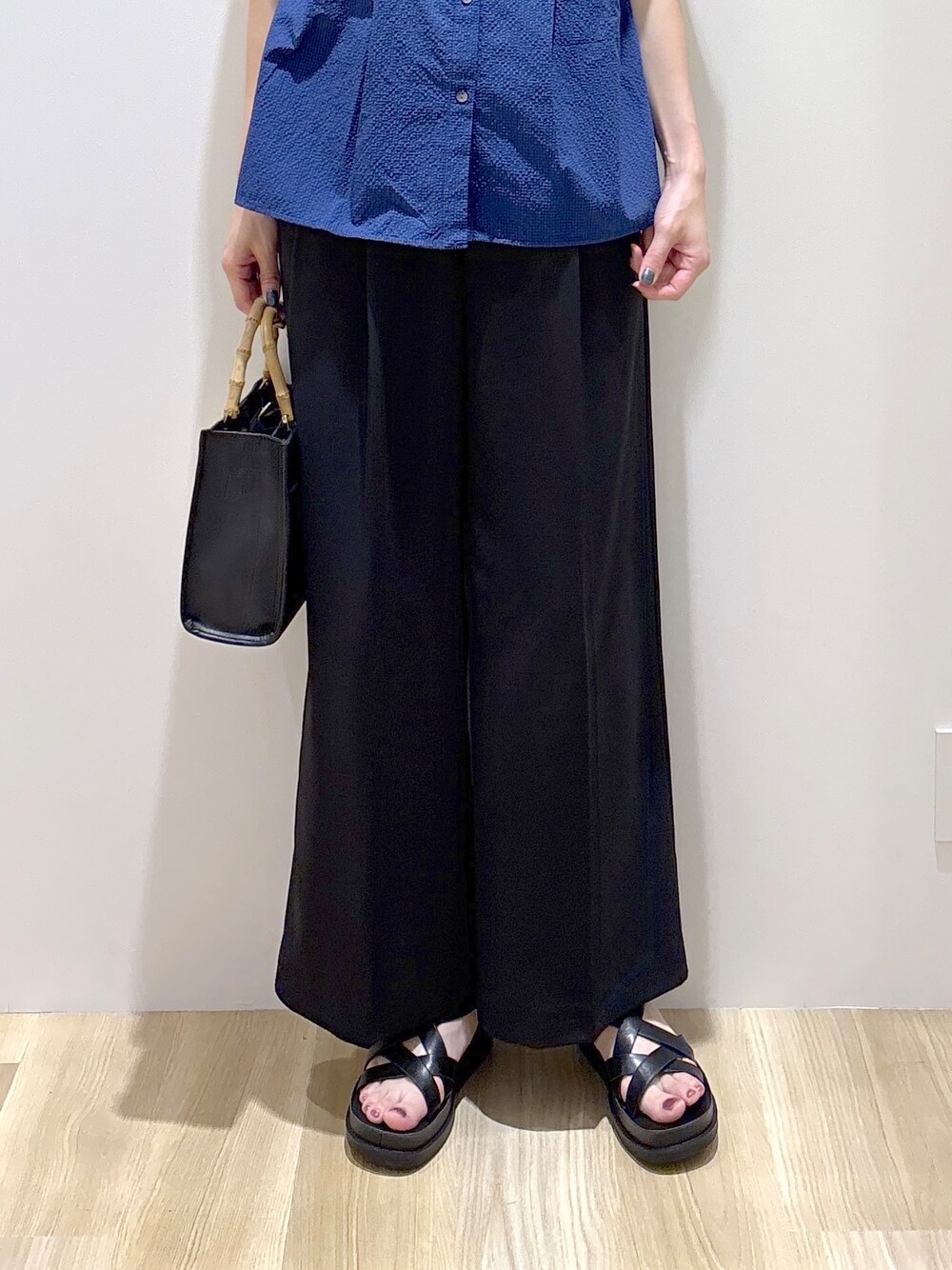 ブルー系のシャツ/ブラウス、ブラック系のその他パンツ、ブラック系のトートバッグを着用したレディースの夏コーディネートの7枚目の写真