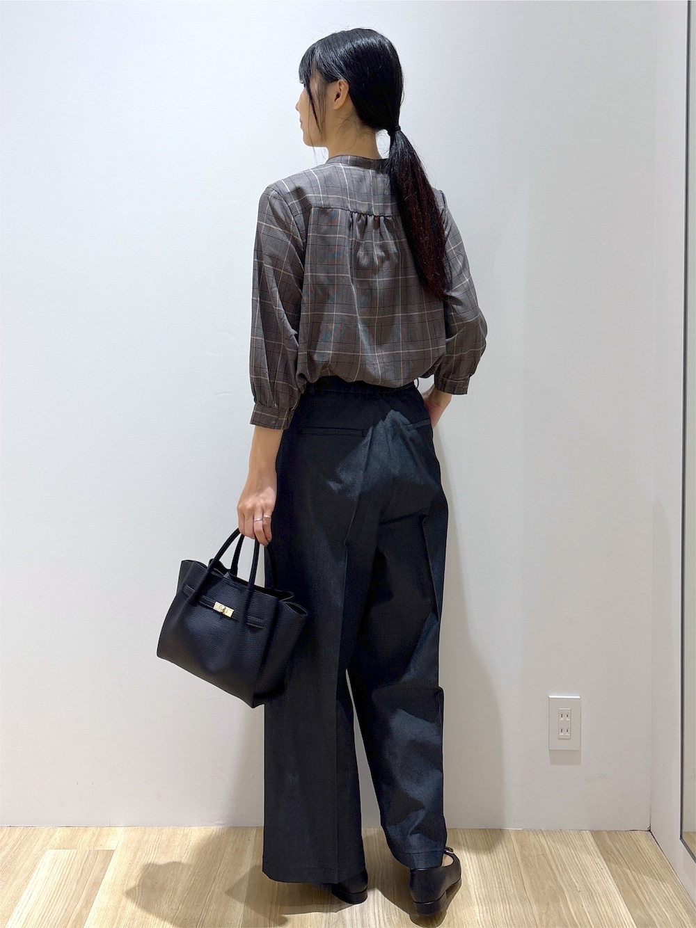 グレー系のシャツ/ブラウス、ブラック系のその他パンツ、ブラック系のトートバッグを着用したレディースの秋コーディネートの4枚目の写真