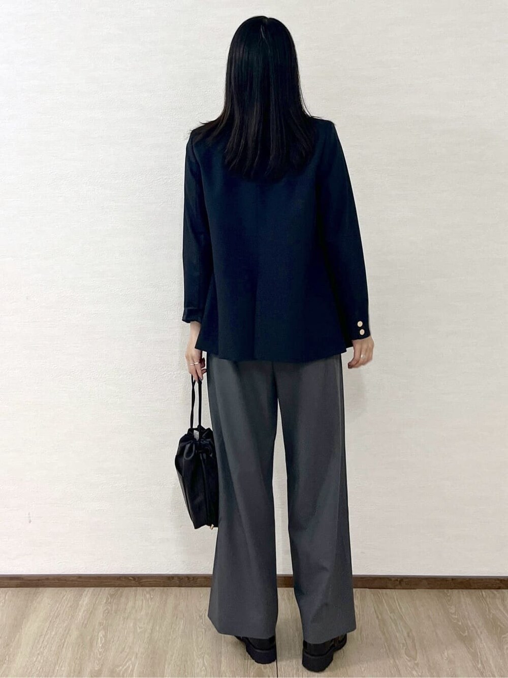 ブルー系のテーラードジャケット、ホワイト系のTシャツ/カットソー、グレー系のその他パンツを着用したレディースの秋コーディネートの5枚目の写真