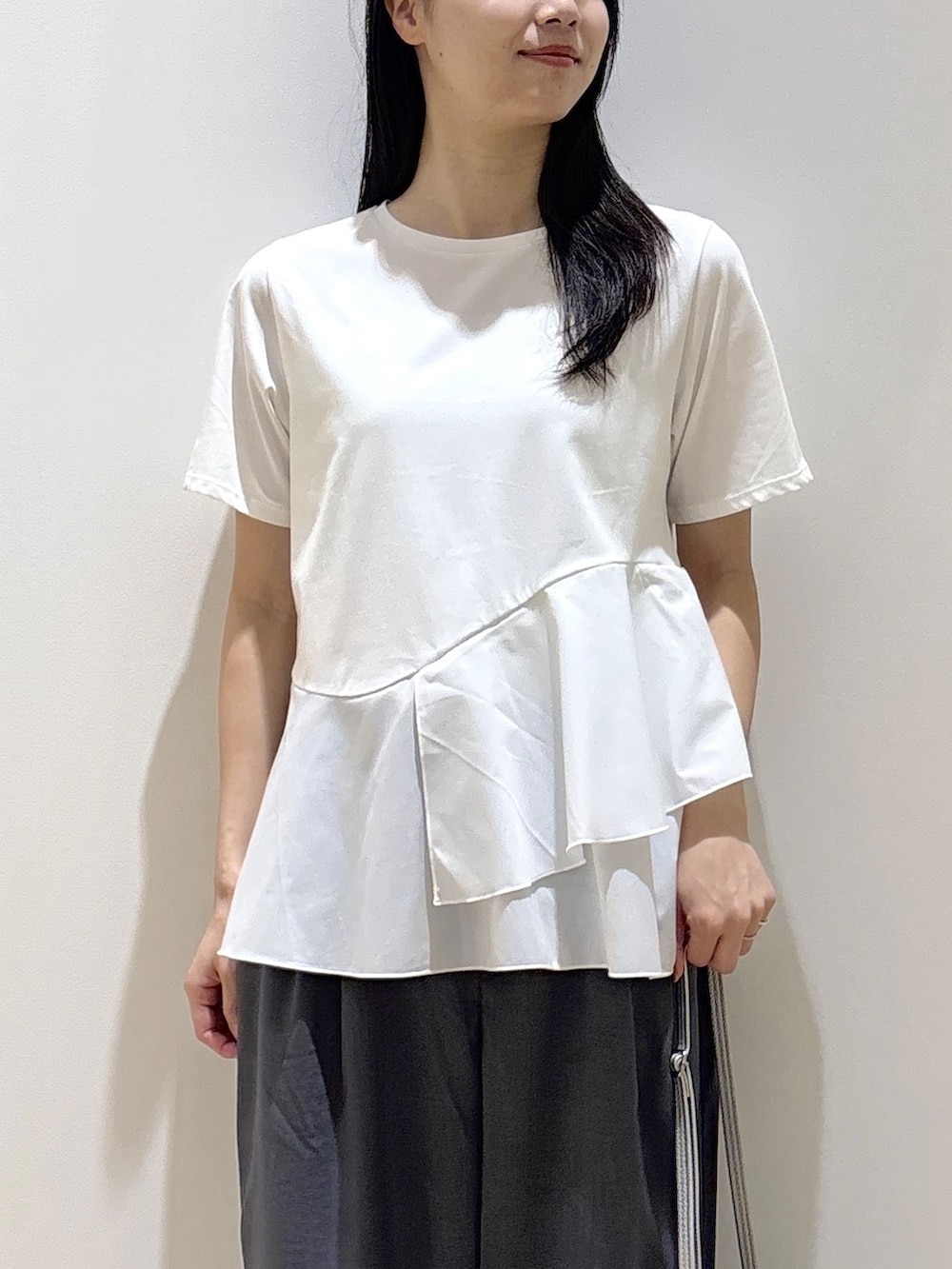 ホワイト系のTシャツ/カットソー、グレー系のその他パンツ、シルバー系のショルダーバッグを着用したレディースの夏コーディネートの5枚目の写真