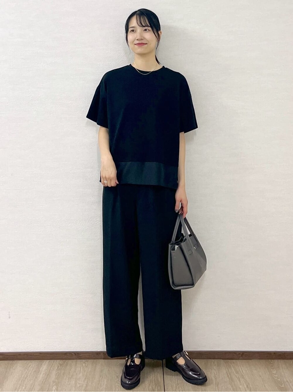 ブラック系のTシャツ/カットソー、グレー系のショルダーバッグ、ゴールド系のネックレスを着用したレディースの夏コーディネートの6枚目の写真