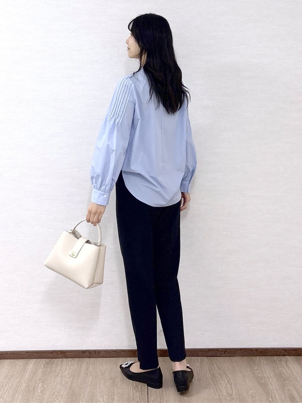 ブルー系のシャツ/ブラウス、ブラック系のその他パンツ、ホワイト系のハンドバッグを着用したレディースの冬コーディネートの5枚目の写真