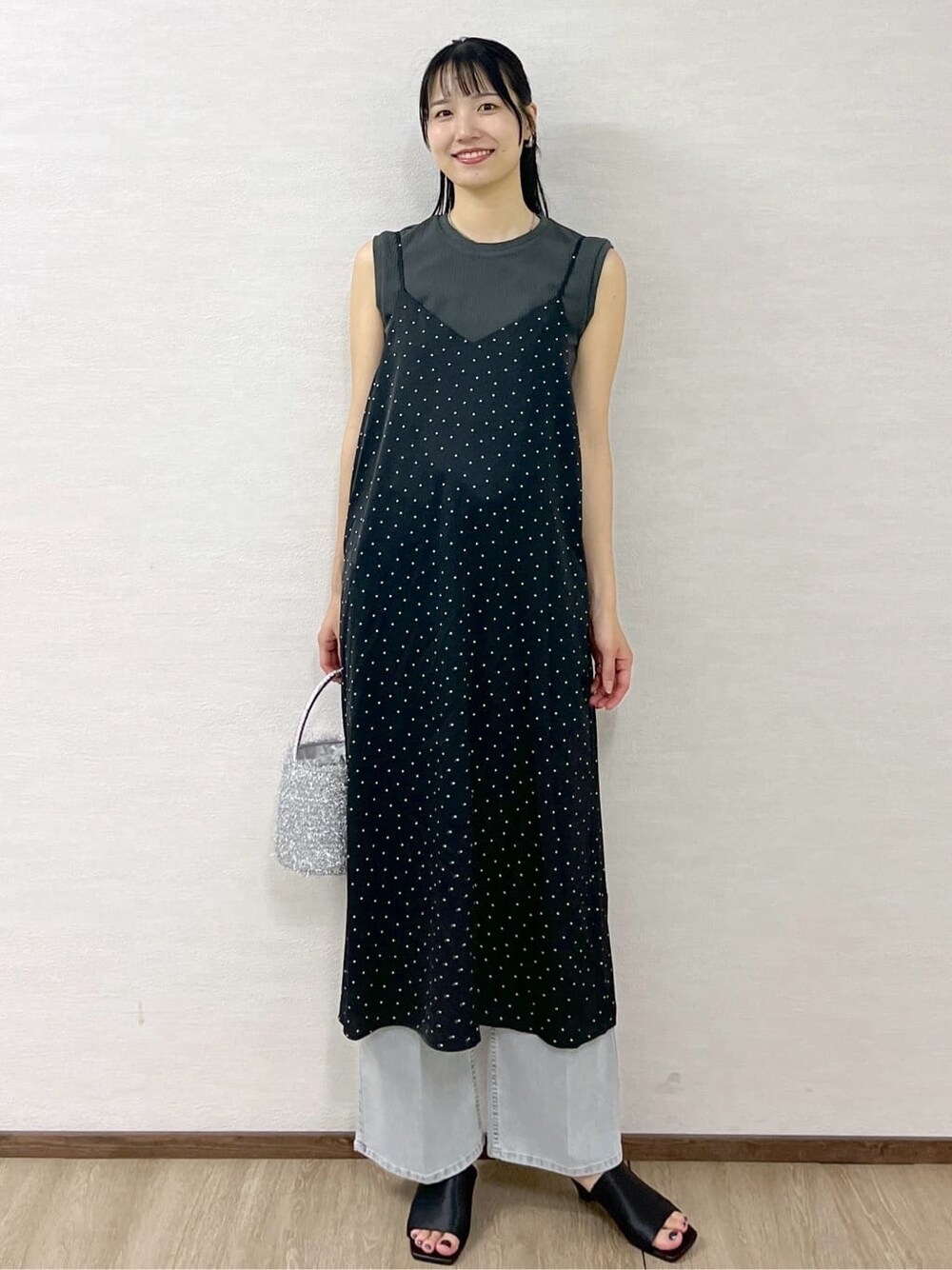 グレー系のTシャツ/カットソー、ブルー系のデニムパンツ、シルバー系のショルダーバッグを着用したレディースの夏コーディネートの10枚目の写真