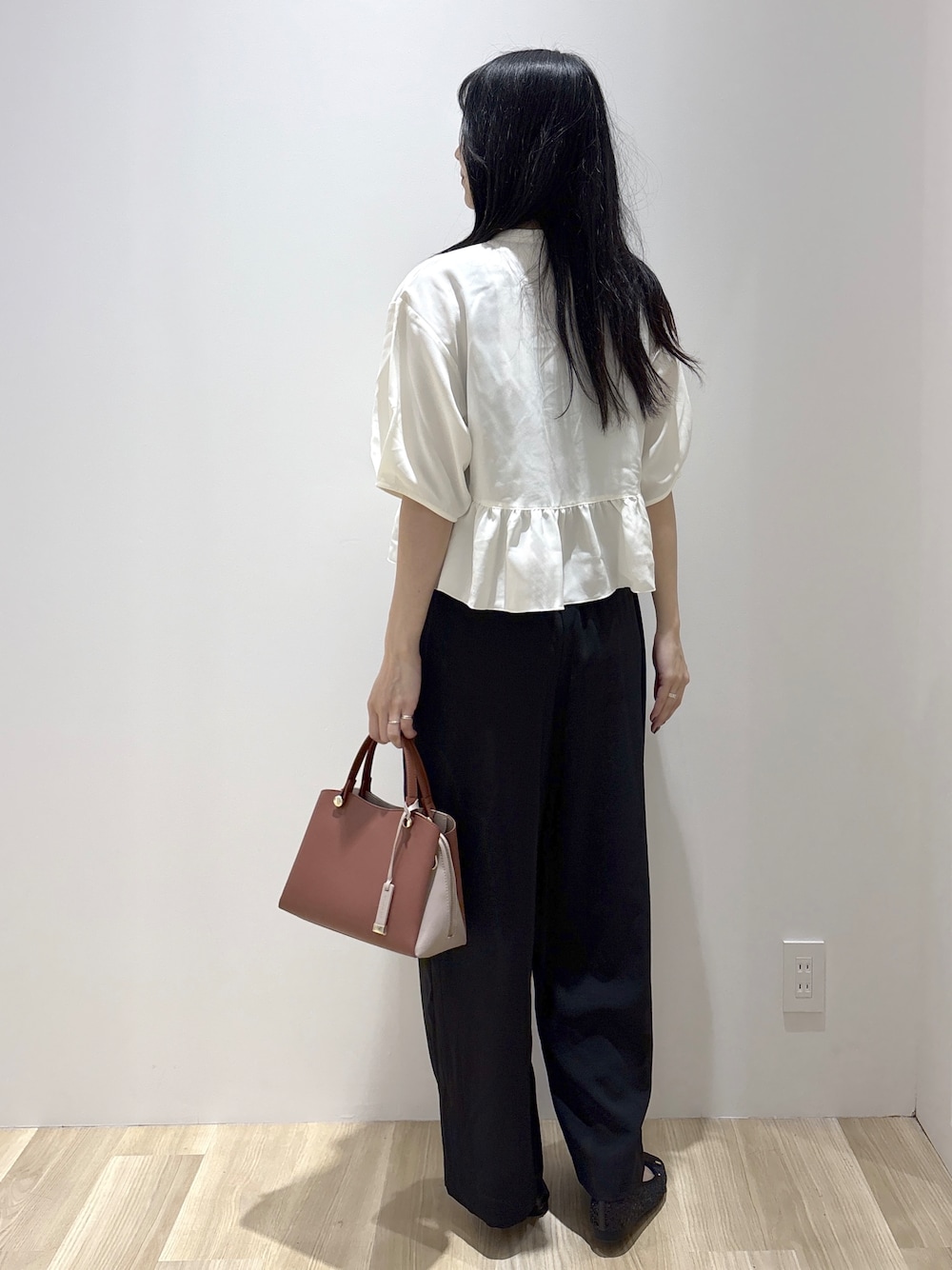ホワイト系のシャツ/ブラウス、ブラック系のその他パンツ、レッド系のボストンバッグを着用したレディースの夏コーディネートの4枚目の写真