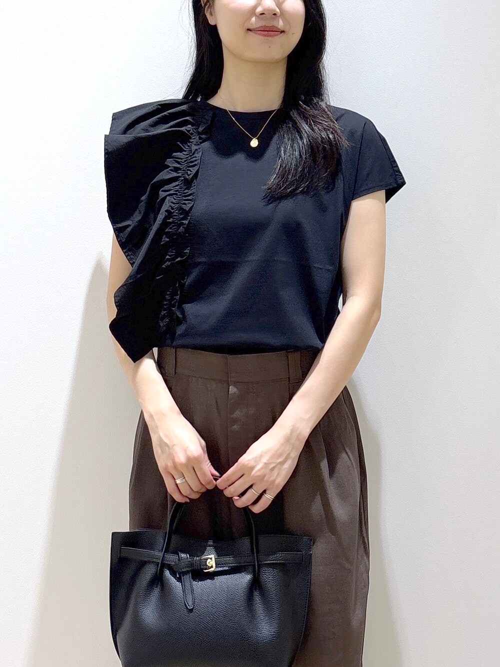 ブラック系のTシャツ/カットソー、ブラウン系のその他パンツ、ブラウン系のトートバッグを着用したレディースの夏コーディネートの6枚目の写真