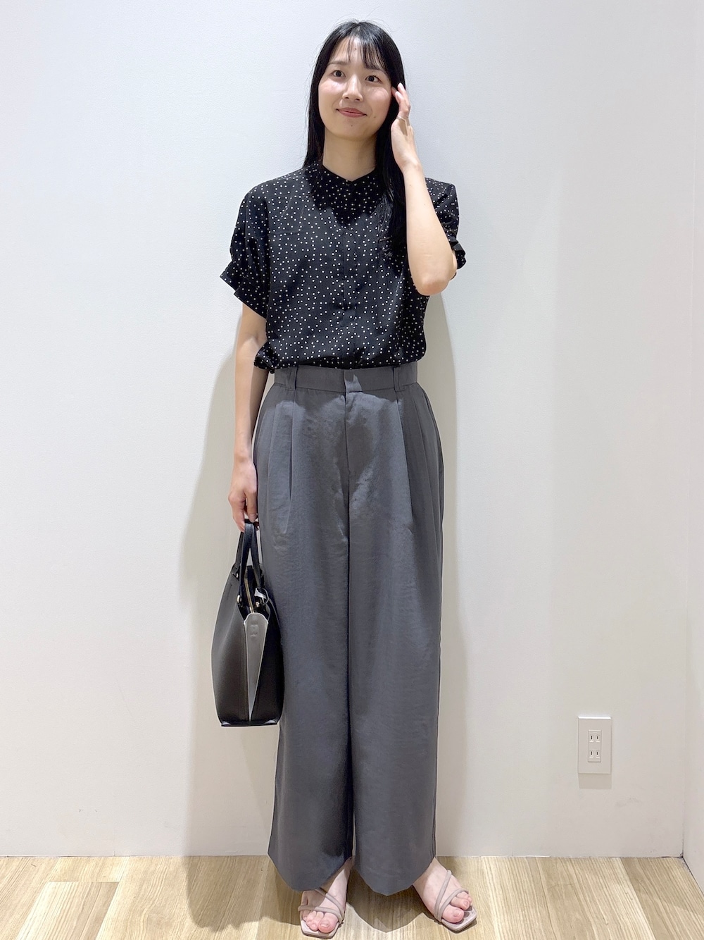 ブラック系のシャツ/ブラウス、グレー系のその他パンツ、ベージュ系のサンダルを着用したレディースの夏コーディネートの8枚目の写真