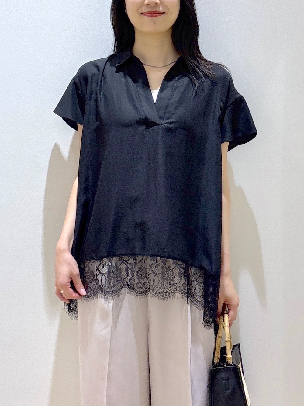 ブラック系のシャツ/ブラウス、ベージュ系のその他パンツ、ブラック系のトートバッグを着用したレディースの夏コーディネートの6枚目の写真