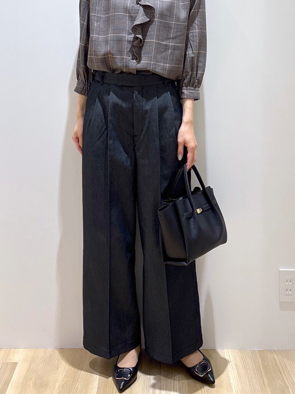 グレー系のシャツ/ブラウス、ブラック系のその他パンツ、ブラック系のトートバッグを着用したレディースの秋コーディネートの7枚目の写真