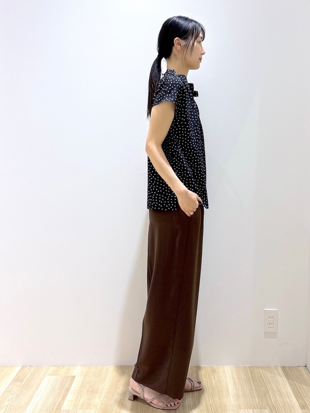 ブラック系のシャツ/ブラウス、ブラウン系のその他パンツ、ベージュ系のサンダルを着用したレディースの夏コーディネートの4枚目の写真
