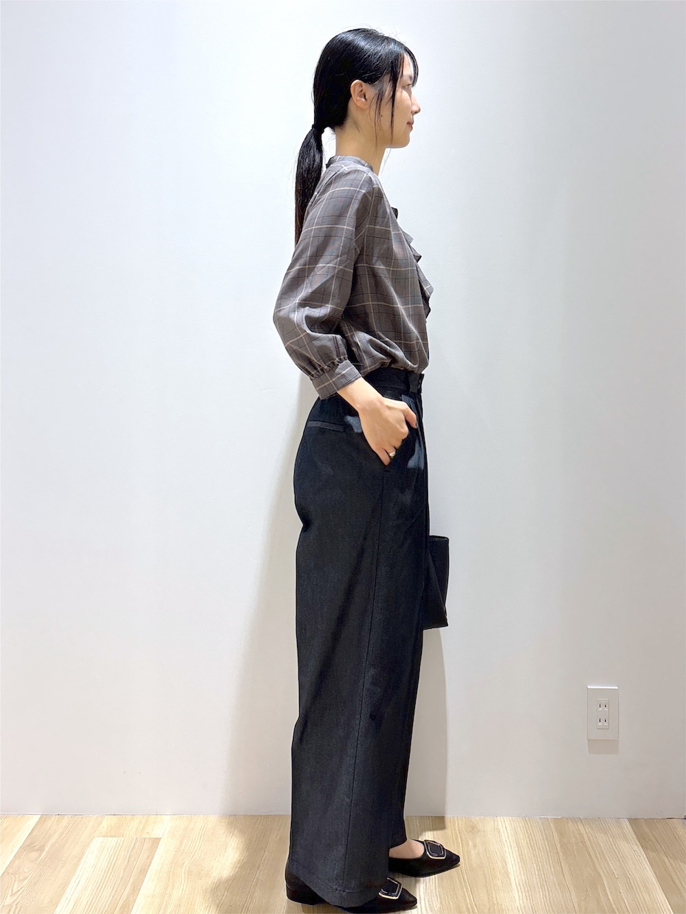 グレー系のシャツ/ブラウス、ブラック系のその他パンツ、ブラック系のトートバッグを着用したレディースの秋コーディネートの5枚目の写真