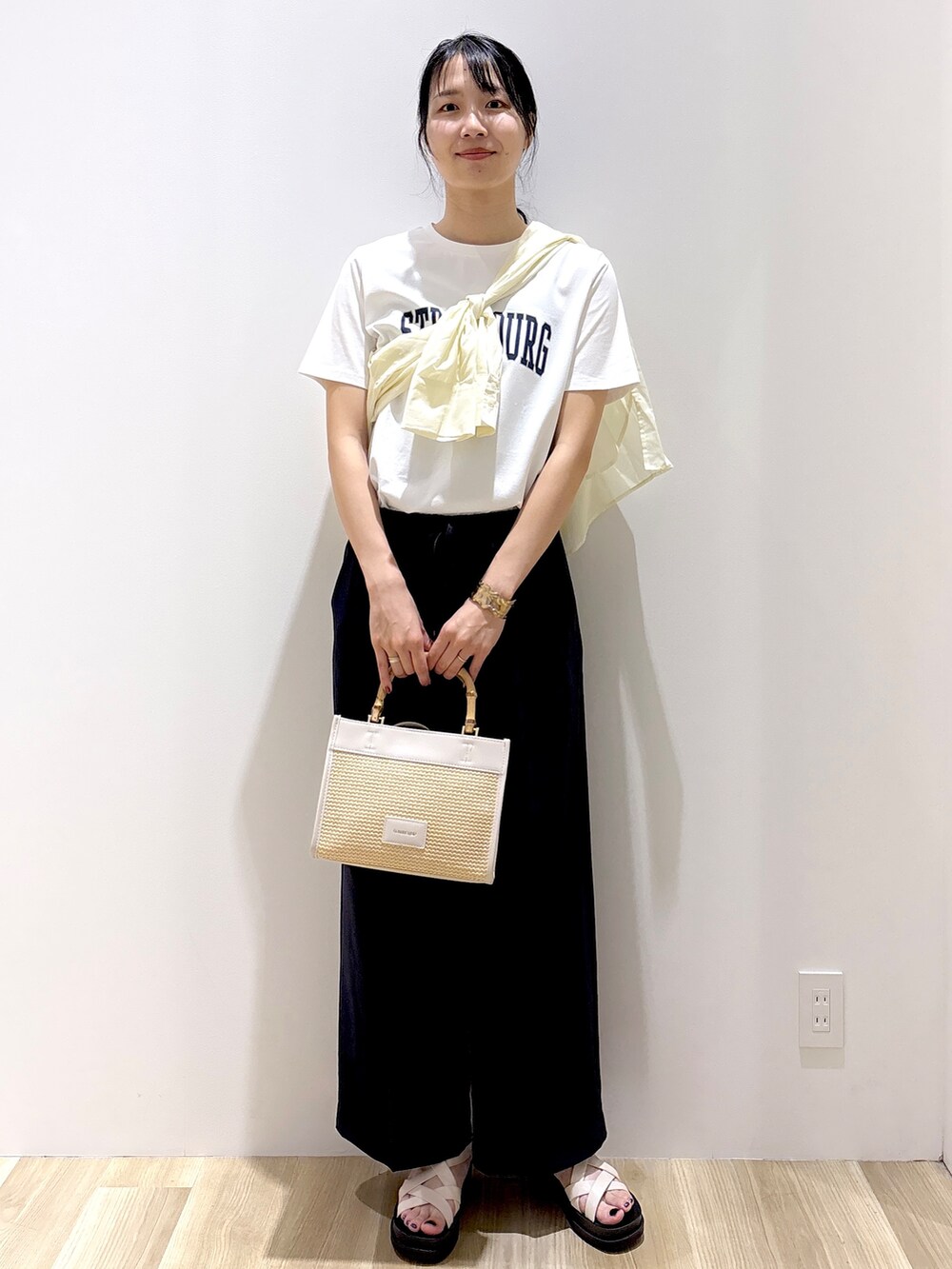 ホワイト系のシャツ/ブラウス、ホワイト系のTシャツ/カットソー、ブルー系のその他パンツを着用したレディースの夏コーディネートの7枚目の写真