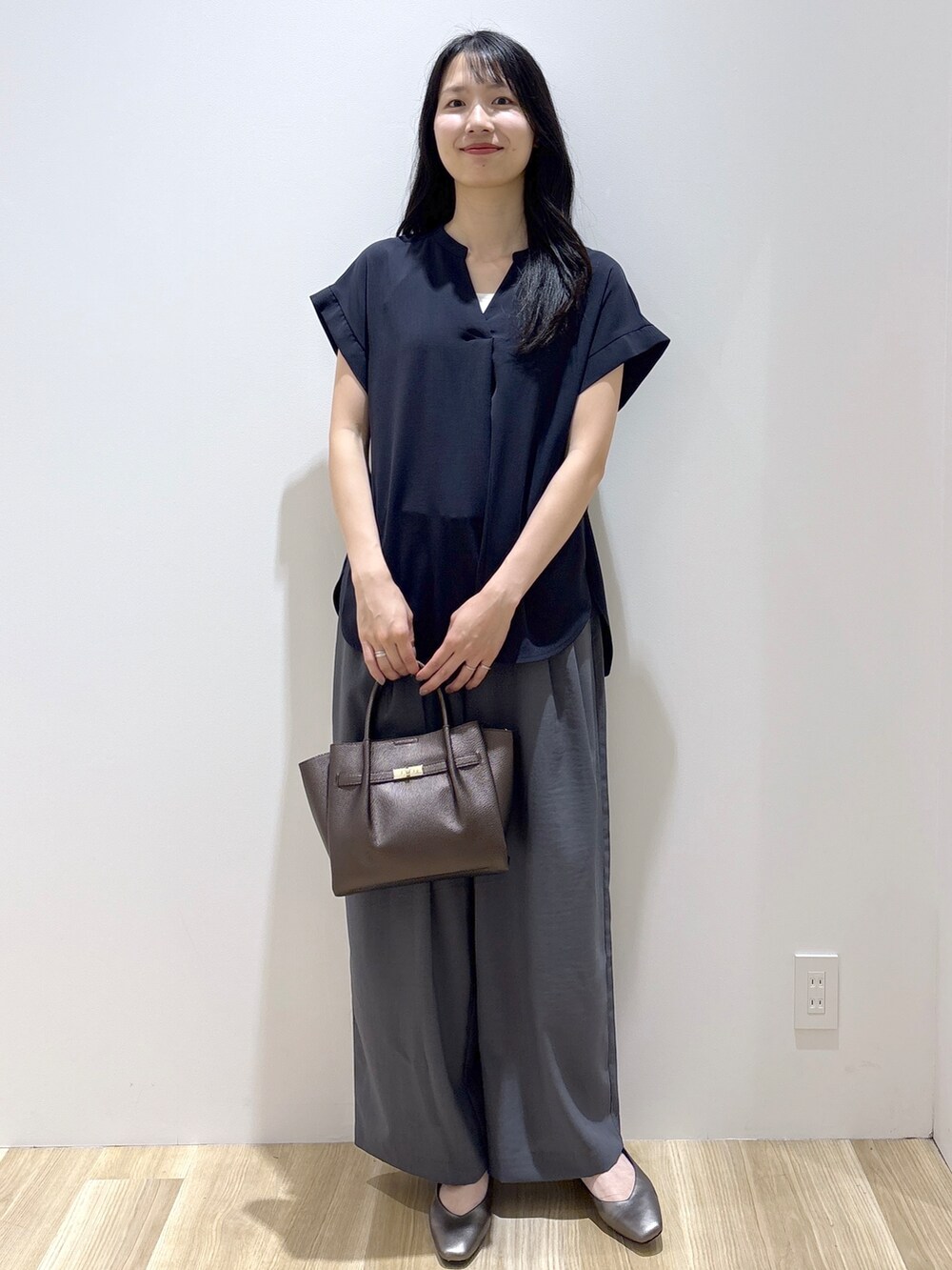 ブルー系のシャツ/ブラウス、ホワイト系のタンクトップ、グレー系のその他パンツを着用したレディースの夏コーディネートの9枚目の写真