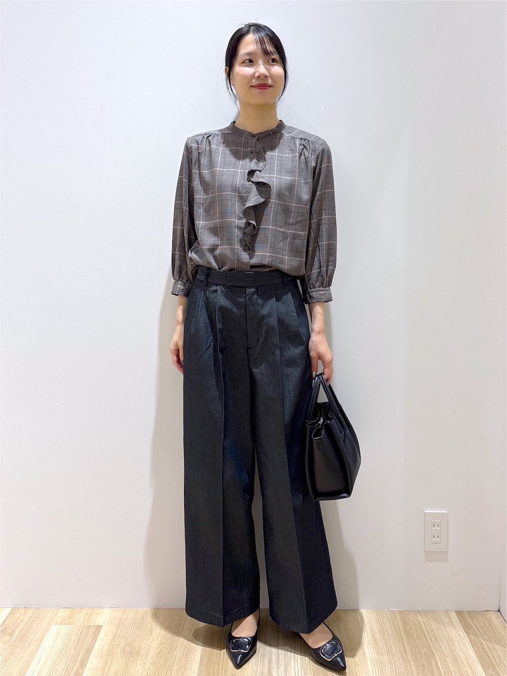 グレー系のシャツ/ブラウス、ブラック系のその他パンツ、ブラック系のトートバッグを着用したレディースの秋コーディネートの9枚目の写真