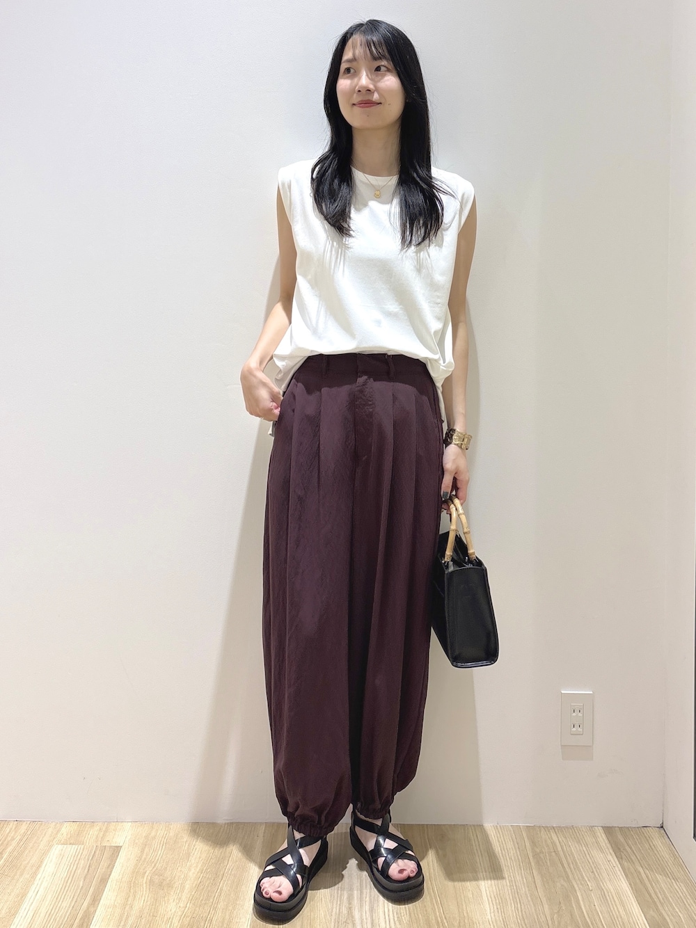 ホワイト系のTシャツ/カットソー、ブラウン系のその他パンツ、ブラック系のトートバッグを着用したレディースの夏コーディネートの8枚目の写真