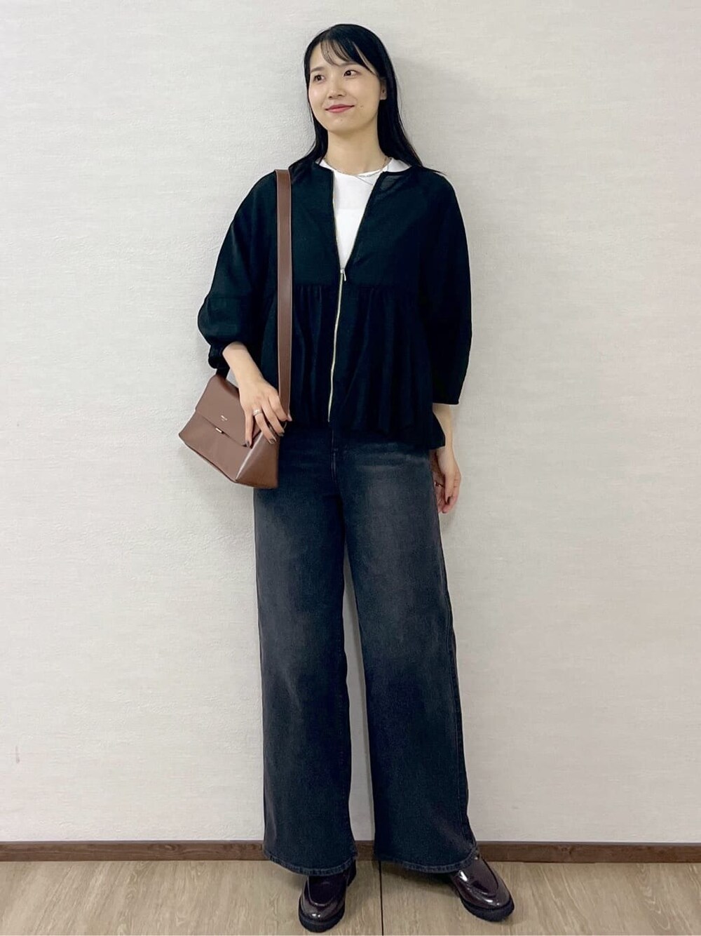 ブラック系のブルゾン、ホワイト系のTシャツ/カットソー、ブラック系のデニムパンツを着用したレディースの夏コーディネートの9枚目の写真