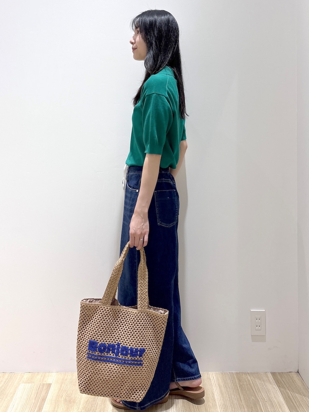 その他のサンダル、ベージュ系のトートバッグ、ブルー系のデニムパンツを着用したレディースの春コーディネートの3枚目の写真