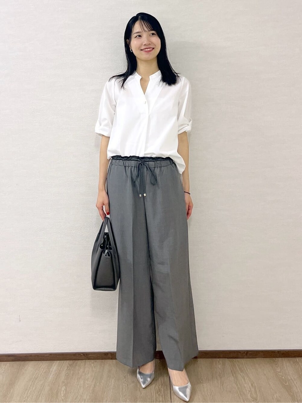 ホワイト系のシャツ/ブラウス、グレー系のその他パンツ、グレー系のショルダーバッグを着用したレディースの夏コーディネートの2枚目の写真