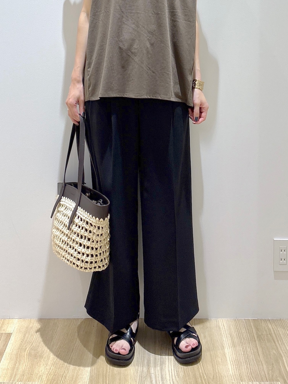 ブラウン系のTシャツ/カットソー、ブラック系のその他パンツ、ブラウン系のトートバッグを着用したレディースの夏コーディネートの8枚目の写真